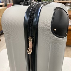 【ジモティー割引で最大15％OFF⭐️】 キャリーケース シルバーの画像