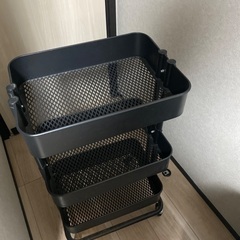 ローラ付スチール製の棚、お譲りしますの画像