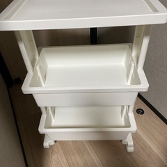 プラスチック製のローラー付の棚、お譲りしますの画像