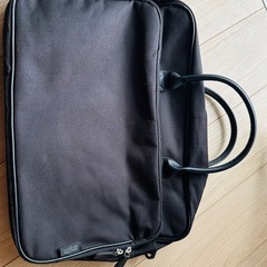 シンプルな黒のビジネスバッグの画像