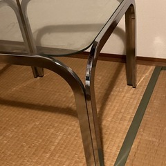 ガラス天板とクロム脚のテーブルの画像