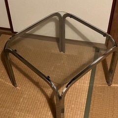 ガラス天板とクロム脚のテーブルの画像