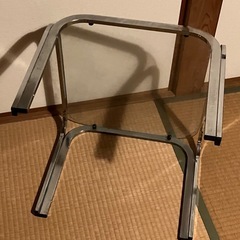 ガラス天板とクロム脚のテーブルの画像