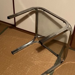 ガラス天板とクロム脚のテーブルの画像