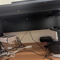 ロータイプのパソコンデスク、リクライニングチェアの画像