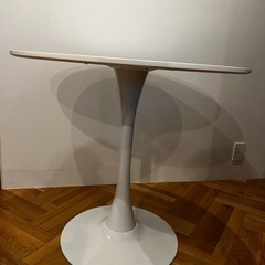 丸テーブルの画像