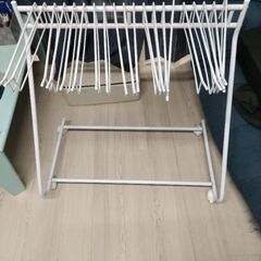 只今、取引中の為、問い合わせを中断しております。差し上げます。ズボンハンガー　縦約40㌢　横約70㌢　高さ約69㌢の画像