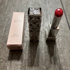 SWAROVSKI ELEMENTSを使用した赤い口紅。の画像