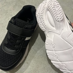 19.0 新品未使用　スニーカーの画像