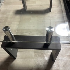 綺麗なガラステーブルの画像