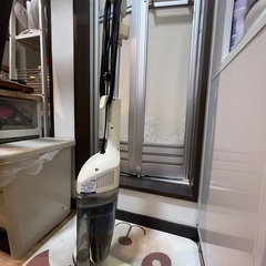ホワイトの掃除機の画像