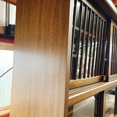 アンティーク食器棚の画像