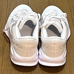 NIKE ナイキ　ほぼ新品　白　スニーカー　22.5㎝　ランニングシューズの画像
