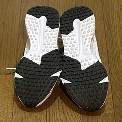 NIKE ナイキ　ほぼ新品　白　スニーカー　22.5㎝　ランニングシューズの画像