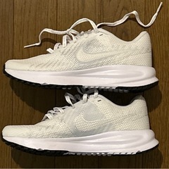 NIKE ナイキ　ほぼ新品　白　スニーカー　22.5㎝　ランニングシューズの画像