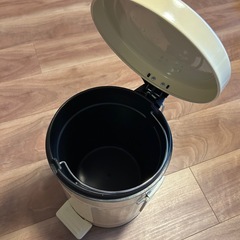 ゴミ箱
の画像