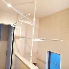 突っ張り式室内物干しの画像