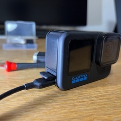 GoPro HERO11 Black本体と、バッテリー3個、充電器、その他付属品のセットの画像