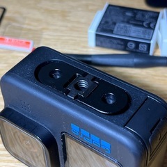 GoPro HERO11 Black本体と、バッテリー3個、充電器、その他付属品のセットの画像