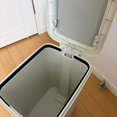 【本日可】プラスチックペダル付きゴミ箱の画像
