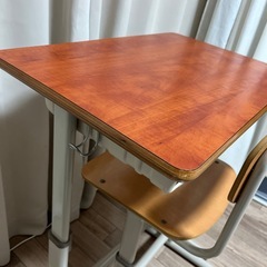 学童机と椅子のセットの画像