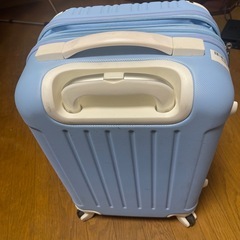 終了済　スーツケース　一部破損ありの画像