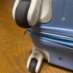 終了済　スーツケース　一部破損ありの画像