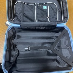 終了済　スーツケース　一部破損ありの画像