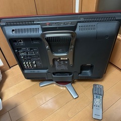 SHARPのテレビ。リモコン付きの画像