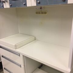  25142  3枚扉キッチンボード　食器棚　幅105cm 内田工芸   ◆大阪市内・東大阪市他 6,000円以上ご購入で無料配達いたします！◆ ※高槻・枚方方面◆西宮・尼崎方面◆生駒方面　それぞれ条件付き無料配送あり！            の画像