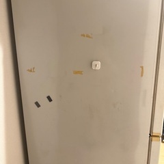 無料で譲ります！4ドア冷蔵庫！下段野菜室広め！中2段冷凍庫！1人～ファミリー使用の画像