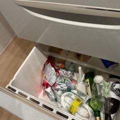 無料で譲ります！4ドア冷蔵庫！下段野菜室広め！中2段冷凍庫！1人～ファミリー使用の画像