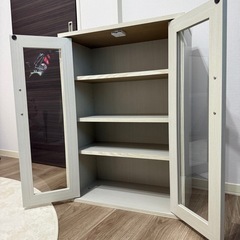 薄型 ガラス扉付きキャビネット／木目調 収納棚（ホワイト/ナチュラル系）の画像