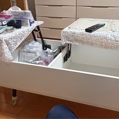 ホワイトチェストと机の画像