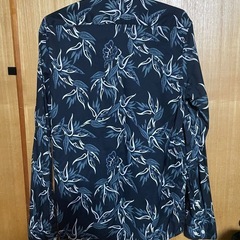 美品✨H&M柄シャツ✨️の画像