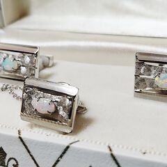 Ξ新品未使用、お箱と保証書付。オパール＆SILVER。煌めく乳白色の虹が目を奪う美しいカフスセット、いかがでしょうか？の画像