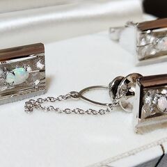 Ξ新品未使用、お箱と保証書付。オパール＆SILVER。煌めく乳白色の虹が目を奪う美しいカフスセット、いかがでしょうか？の画像