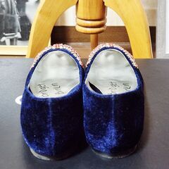 室内試着のみ、ほぼ新品未使用品。Bridget Birkin(ブリジットバーキン) 煌めくビジューがとびきり愛らしいフラットシューズ、いかがでしょうか？の画像