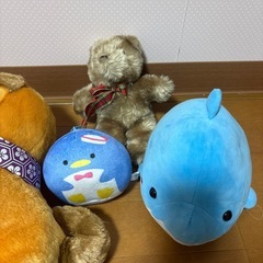 豆しば三兄弟と、くじらと、ペンギンと、くまのぬいぐるみの画像