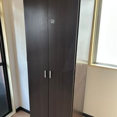 無料でお譲りします／ダークブラウン 2ドア収納キャビネット（衣類・収納用）の画像