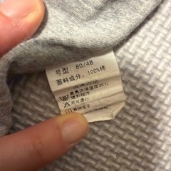 ベビー　灰色　パジャマ　グレーのロンパース 80/48の画像