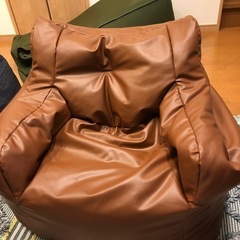 1人用　合皮ビーズソファと赤いクッション2つの画像