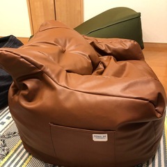 1人用　合皮ビーズソファと赤いクッション2つの画像