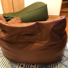 1人用　合皮ビーズソファと赤いクッション2つの画像