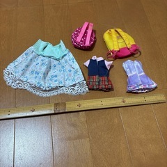 お人形の洋服と小物の画像