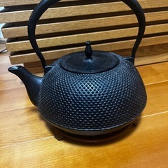 南部鉄器と急須と敷物の画像