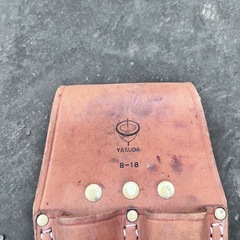 ペンチホルダー」と呼ばれる工具差しです。 「YASUDA B-18」の画像