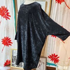 ☆新品未使用品。Natural by studio clip(ナチュラル by クリップ) ゆったりたっぷり。艶めく黒が美しいワンピース、いかがでしょうか？の画像