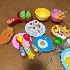 おままごとグッズと、アンパンマンカーの画像