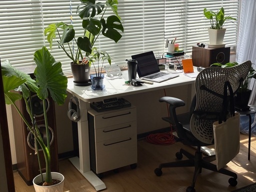 持っていきます！デスク3点セット！